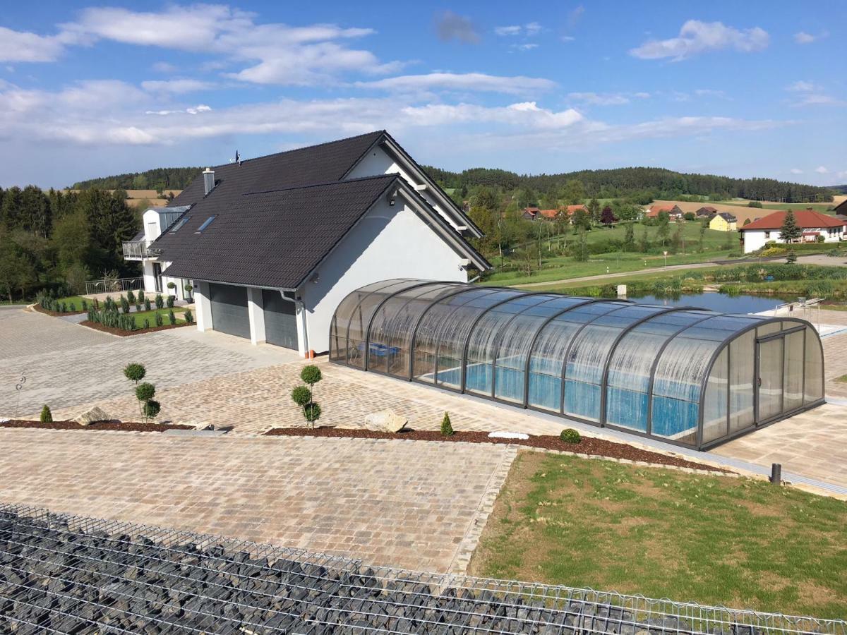 Landhaus Ferienwohnungen Mit Pool Und Wellness Neukirchen-Balbini エクステリア 写真