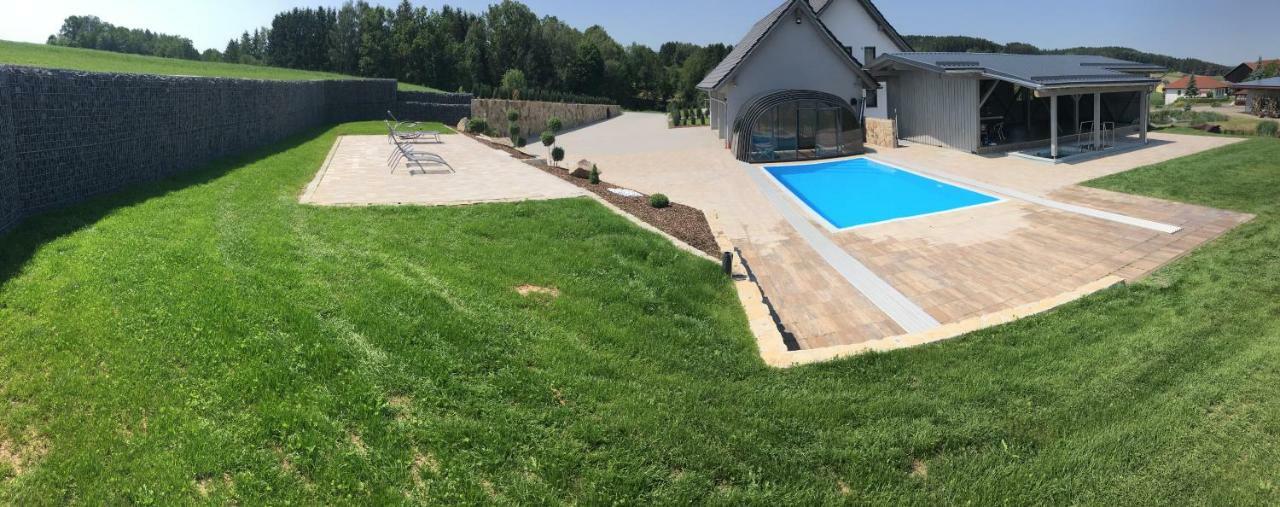 Landhaus Ferienwohnungen Mit Pool Und Wellness Neukirchen-Balbini エクステリア 写真